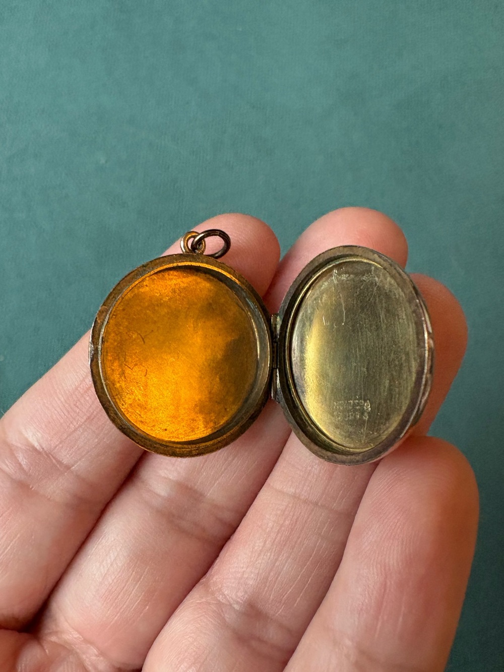 9k Solid Gold Back and Front Vintage Locket - Picture 3 of 6